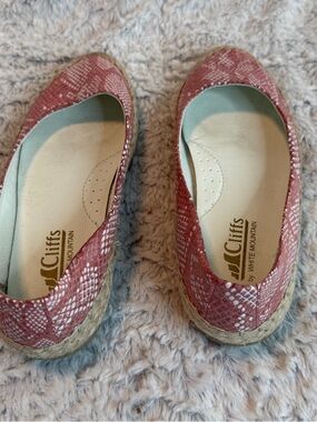 Cliffs by WHITE MOUNTAIN Red Snake-Print Espadrille Flats